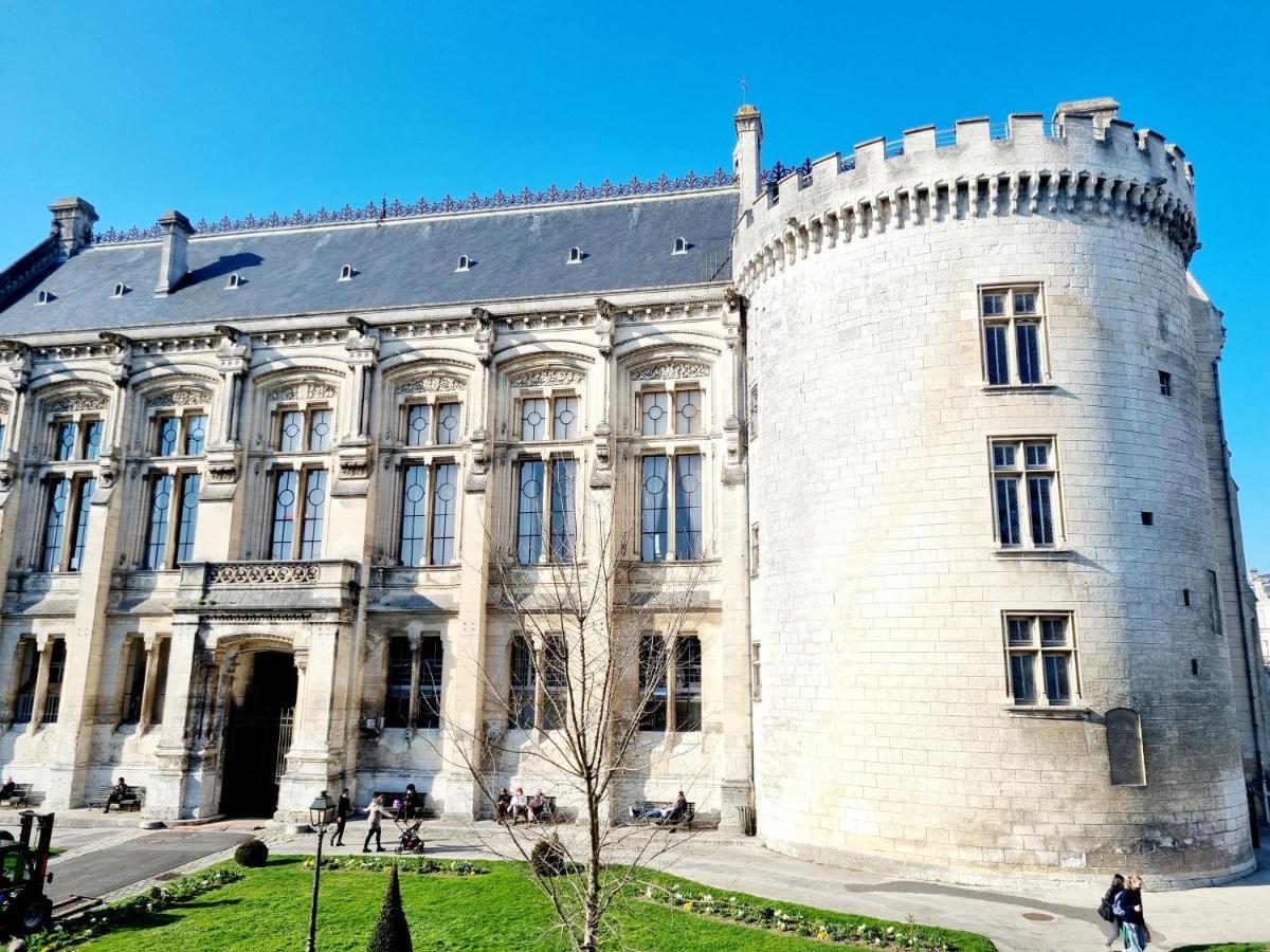Face A L'Hotel De Ville Grand Et Lumineux Appartement Angoulême Kültér fotó
